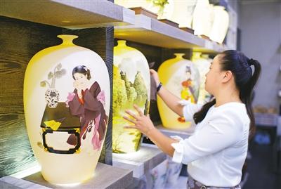 用高温电热窑炉替代传统柴烧窑,全县70%的陶瓷企业实现了以